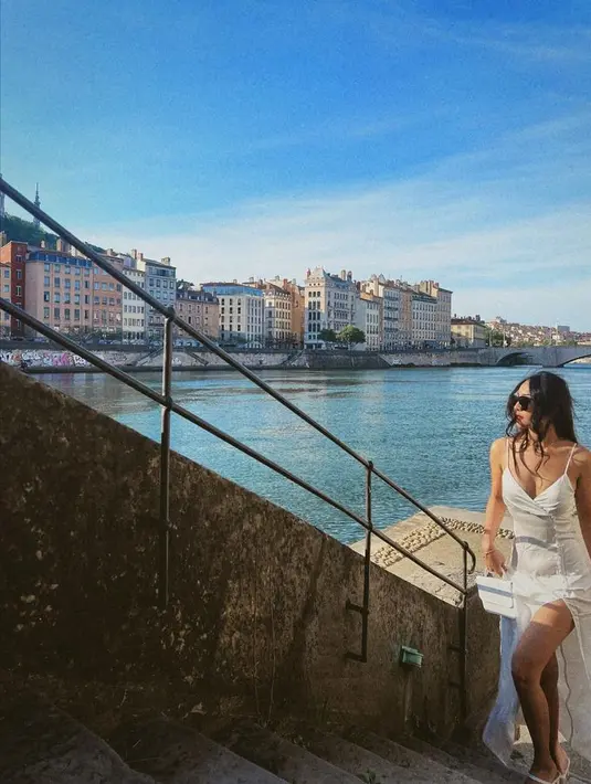 Jangan lupa bawa dress putih untuk gaya liburan trendi seperti Anya Geraldine