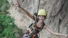 Olahraga rope climbing ini merupakan salah satu olahraga yang sangat menantang. Pasalnya, hanya menggunakan seutas tali dan bergelantungan di ketinggian yang bisa membuat adrenalin meningkat. Bagi yang takut ketinggian, tidak disarankan mencoba olahraga ini. (Liputan6.com/IG/@delladartyan)