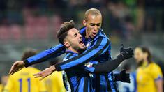 Bek Inter Milan, Danilo D'Ambrosio (kiri), merayakan gol yang dicetaknya ke gawang Sampdoria bersama Joao Miranda dalam lanjutan Serie A Italia di Stadion Giuseppe Meazza, Milan, Minggu (21/2/2016). (AFP/Giuseppe Cacace)