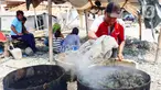 Pekerja menyelesaikan proses perebusan kerang hijau di Kawasan Dadap, Kecamatan Kosambi, Kabupaten Tangerang, Rabu (22/9/2021). Kerang hijua tersebut dijual dengan harga Rp 20 ribu per kilogramnya di wilayah Tangerang Raya.. (Liputan6.com/Angga Yuniar)