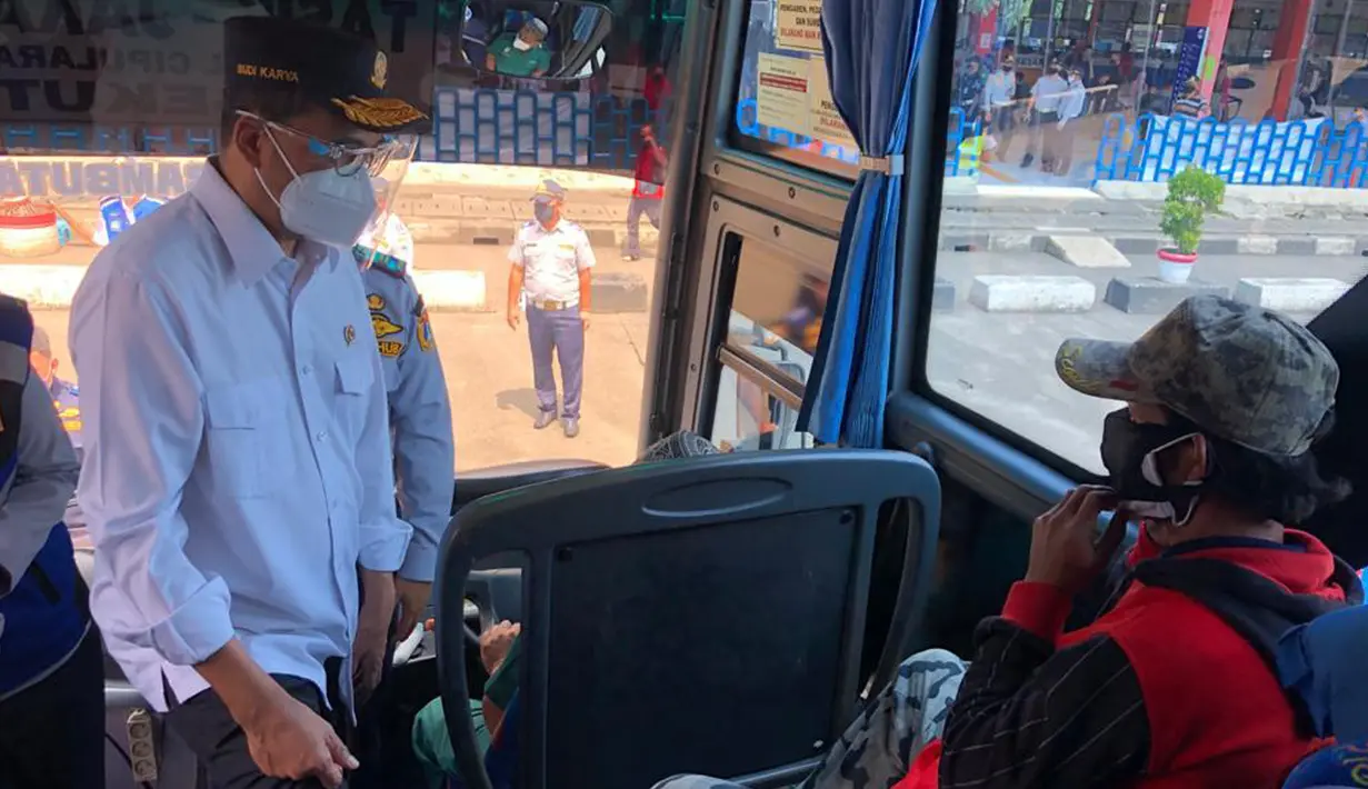 Menteri Perhubungan Budi Karya Sumadi (kiri) berbincang dengan penumpang bus di Terminal Kampung Rambutan, Jakarta, Kamis (29/10/2020). Budi Karya melakukan edukasi kepada penumpang yang masih banyak menggunakan masker scuba untuk memakai masker medicated atau berlapis. (Dok: Kemenhub)