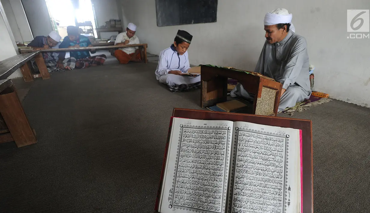 Santri belajar memaknai Kitab Kuning saat mengaji 'Kilatan Kitab' di Pondok Pesantren Almiizan, Kabupaten Bogor, Senin (21/5). Ngaji kitab kuning ini merupakan tradisi di pondok pesantren pada saat bulan Ramadan. (Merdeka.com/Arie Basuki)