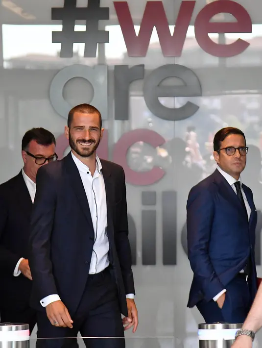Bek asal Italia, Leonardo Bonucci, tampak gembira saat tiba di Casa Milan, Milan, Jumat (14/7/2017). AC Milan resmi mendatangkan mantan bek Juventus itu dengan harga 36,7 juta poundsterling. (EPA/Daniel Dal Zennaro)