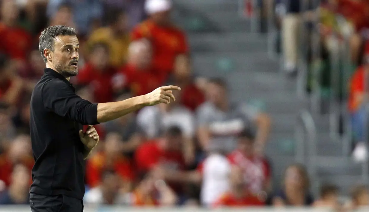 Pelatih Spanyol, Luis Enrique, saat pertandingan melawan Kroasia pada laga UEFA Nations League di Stadion Manuel Martinez Valero, Selasa (11/9/2018). Spanyol menang 6-0 atas Kroasia. (AP/Alberto Saiz)