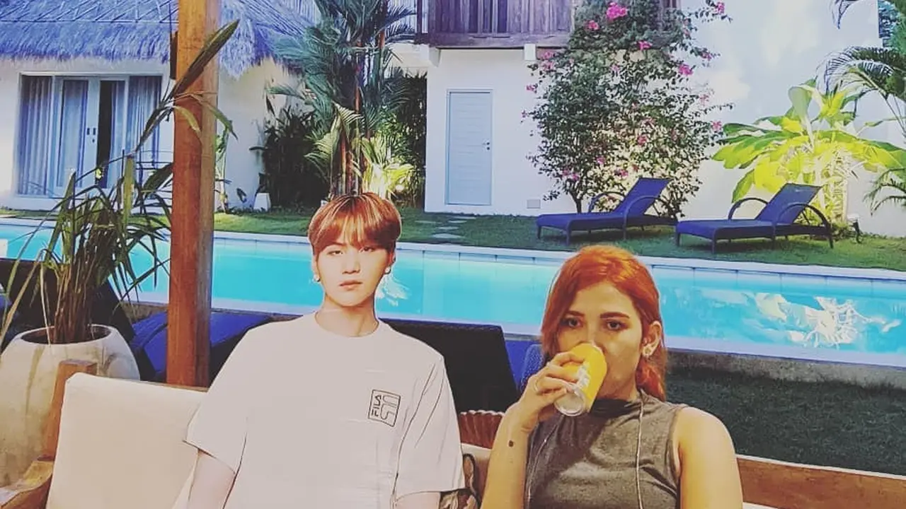 Liburan Unik Dinda Kanya Dewi, Bawa Patung Gambar Suga BTS ke Bali