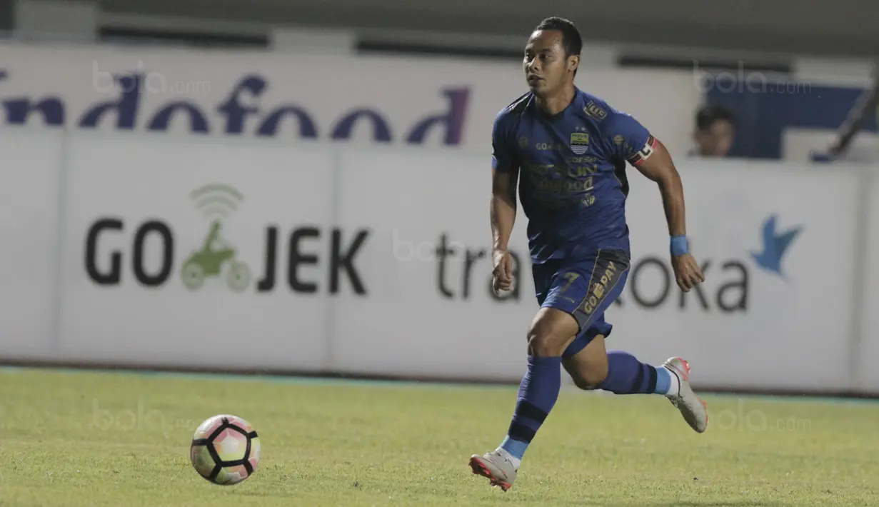 Gelandang Persib Bandung, Atep, saat pertandingan melawan PSM Makassar pada laga lanjutan Liga 1 di Stadion GBLA, Bandung, Rabu, (5/7/2017). (Bola.com/M Iqbal Ichsan)