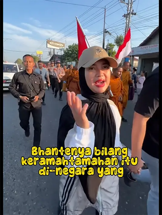 Tidak hanya Chacha dan suami, tapi juga beberapa aparat menyambut biksu dan melepasnya keluar dari kota Kendal. [Instagram/chafrederica]