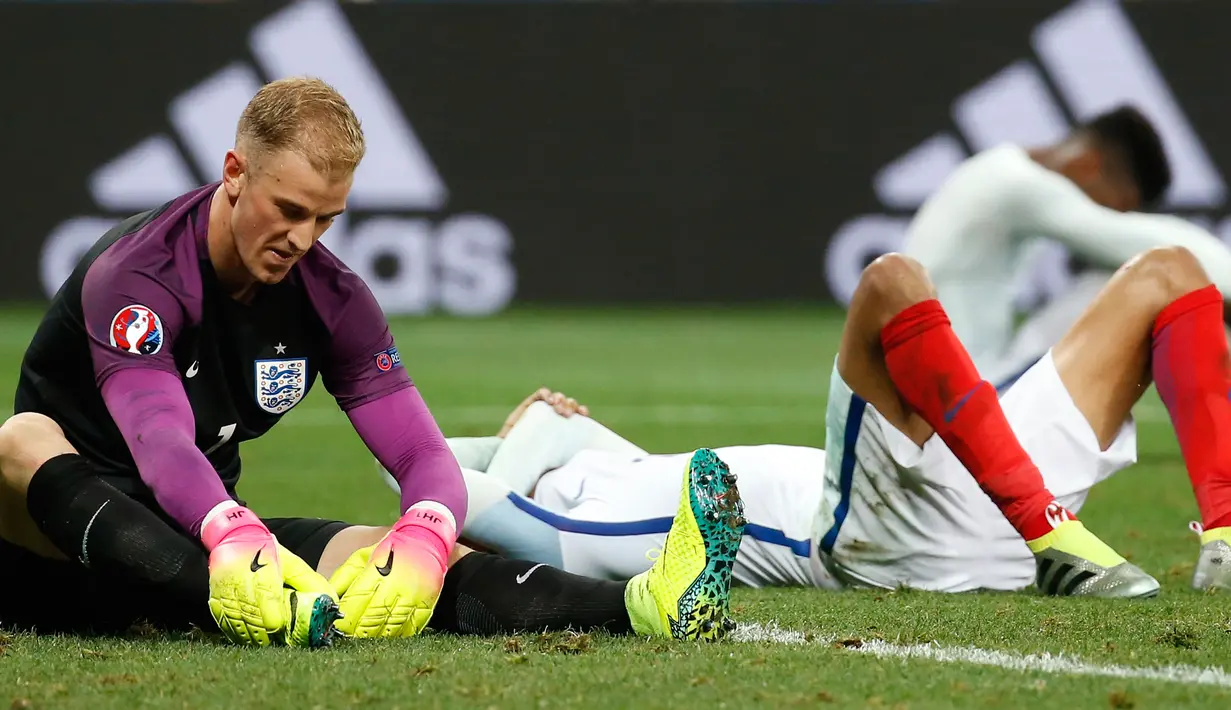 Pemain timnas Inggris, Joe Hart terduduk sedih di tengah lapangan setelah Inggris menderita kekalahan 1-2 dari Islandia pada babak 16 besar Euro 2016 yang digelar di Stadion Stade de Nice, Prancis, Selasa (28/6). (REUTERS/Yves Herman)