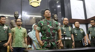 KSAD Jenderal TNI Andika Perkasa (tengah) memberi keterangan pers terkait taruna Akademi Militer (Akmil) Zenz Allie di Mabes AD, Jakarta, Selasa (13/8/2019). Andika mengatakan pihaknya tetap mempertahankan Enzo Zenz Allie sebagai taruna Akmil 2019. (Liputan6 com/Angga Yuniar)