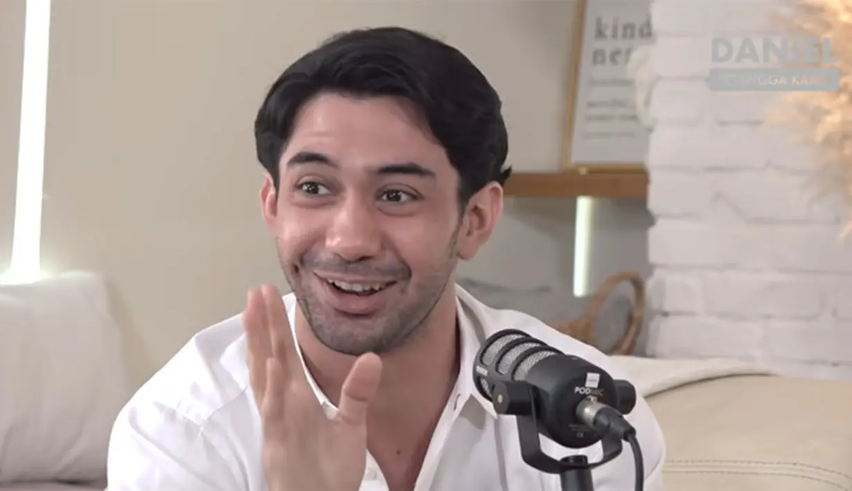 Reza Rahadian (Youtube/Daniel Mananta Network)