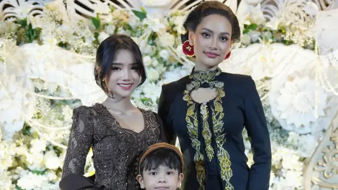 Fuji An saat Tedak Siten Putra Erika Carlina. [@fuji_an]