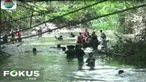 Awalnya korban dan ketujuh temannya bermain menyisir tepi sungai yang arusnya sedang deras menggunakan perahu dari batang pisang.