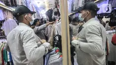 Pengunjung saat memilih pakaian impor bekas di Pasar Senen, Jakarta, Minggu (9/5/2021). Jelang Hari Raya Idul Fitri, bursa pakaian impor bekas masih diminati warga Ibu Kota untuk dikenakan saat Lebaran ataupun aktivitas sehari-hari. (merdeka.com/Iqbal S. Nugroho)