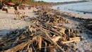 Pemandangan sampah yang terdampar akibat cuaca buruk di Pantai Kuta, Bali, Jumat (15/2). Sampah bervolume besar kembali menepi di Pantai Kuta, kali ini pesisir pantai berpasir putih itu dipenuhi sampah buah kelapa. (SONNY TUMBELAKA/AFP)