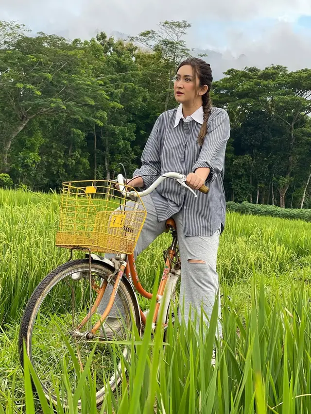 5 Model Rambut Kepang ala Nafa Urbach, Tampil Bak ABG di Usia 45 Tahun