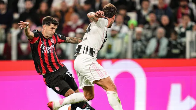 Christian Pulisic diadang Daniele Rugani di laga Juventus vs AC Milan di pekan ke enam Serie A 2025/2026 di Allianz Stadium, Senin (06/10/2025). (Marco Alpozzi/LaPresse via AP)