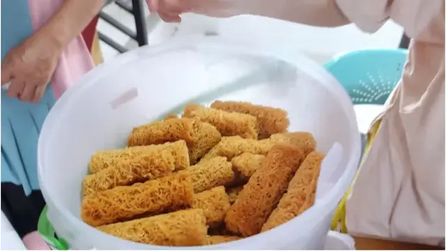 7 Potret Bahagia Indah Permatasari Dibawakan Oleh-Oleh dari Mertua, Senyum Terus