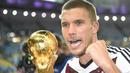 Lukas Podolski. Satu lagi pemain Jerman yang mampu merebut gelar juara Piala Dunia 2014 saat berseragam Arsenal adalah Lukas Podolski. Dibandingkan dengan Per Mertesacker dan Mesut Oezil, ia menjadi yang tersingkat memperkuat Arsenal, yaitu hanya 2,5 musim saja mulai 2012/2013 hingga pertengahan 2014/2015. Pada Piala Dunia 2014 ia hanya tampil 2 kali di fase grup, sementara mulai babak 16 besar hingga final ia sama sekali tak diturunkan dan hanya duduk di bangku cadangan. (AFP/Fabrice Coffrini)