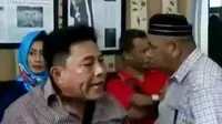 Calon jemaah dijanjikan berangkat awal bulan, namun hingga pertengahan Maret belum juga bisa berangkat.
