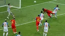 Pemain Belgia, Romelu Lukaku (dua kanan) menyundul bola saat mencetak gol ke gawang Panama dalam penyisihan Grup G Piala Dunia 2018 di Stadion Fisht, Sochi, Rusia, Senin (18/6). (AP Photo/Victor R. Caivano)