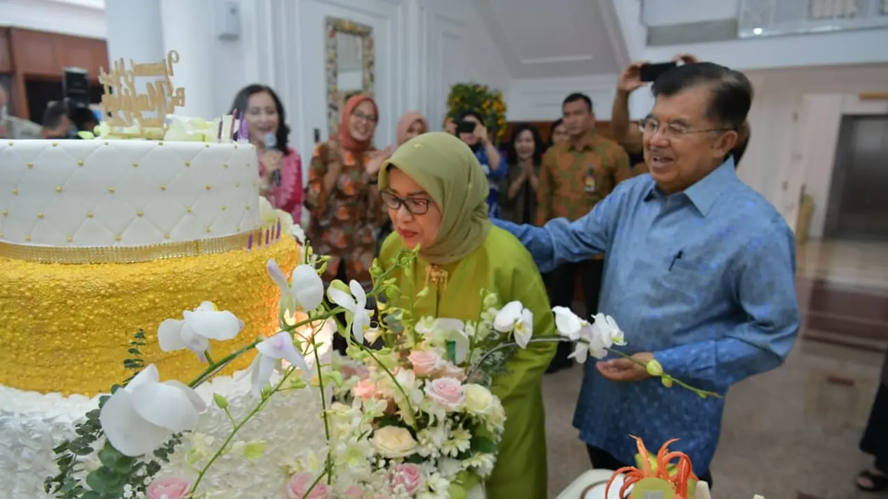 Mufidah Kalla, istri Wakil Presiden Jusuf Kalla merayakan Hari Ulang Tahun (HUT) ke-76 pada Senin (12/2/2019).