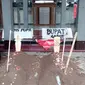 2 buah keranda dan kuburan sengaja dibuat pendemo di depan pintu masuk gedung utama DPRD Garut (Liputan6.com/Jayadi Supriadin)