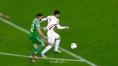 Evangelos Oikonomou mendapatkan kartu merah akibat melakukan pelanggaran kepada Karim Ansarifard dan berhasil dimanfaatkan Olympia...