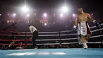 Chef Arnold (kiri) terkapar setelah menerima pukulan dari konten kreator, Codeblue (kanan) dalam pertarungan tinju Holywings Sports Show (HSS) seri kelima di Indonesia Arena, Kompleks Stadion Utama Gelora Bung Karno, Senayan, pada Minggu (22/04/2024). (Bola.com/Bagaskara Lazuardi)