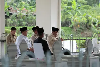 Prabowo Ziarah ke Makam Kakeknya Margono Djojohadikusumo. (Badan Komunikasi Pemerintah RI)