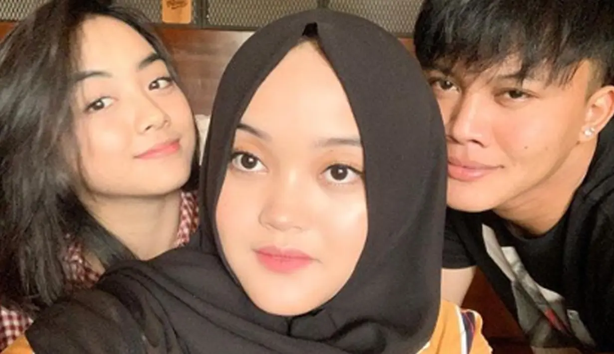 Potret Putri yang berfoto dengan sang kakak dan kekasih dari sang kakak. (Liputan6.com/IG/putridelinaa)