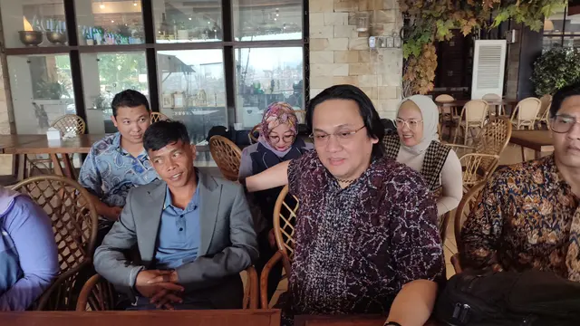 Sadikun dan kuasa hukumnya, Farhat Abbas, di Kota Bogor, Jumat (14/6/2024). (Liputan6.com/Achmad Sudarno)