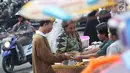 Warga memilih jajanan untuk berbuka puasa di sekitar Jalan Panjang Kelapa Dua, Jakarta, Selasa (7/5/2019). Beragam menu jajanan dijajakan pedagang musiman selama Ramadan. (Liputan6.com/Helmi Fithriansyah)