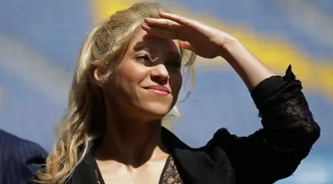 Penyanyi Kolombia, Shakira berdiri di bawah terik matahari saat menghadiri acara amal di Stadion Camp Nou di Barcelona, Selasa (28/3). Shakira akan membangun sekolah bekerja sama dengan klub Barcelona dan Yayasan La Caixa.(AP Photo/Manu Fernandez)