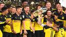 Para pemain Dortmund merayakan gelar juara Piala Super DFL setelah mengalahkan Bayern Munchen di Stadion Signal Iduna, Dortmund, Sabtu (3/8). Dortmund menang 2-0 atas Munchen. (AFP/Ina Fassbender)