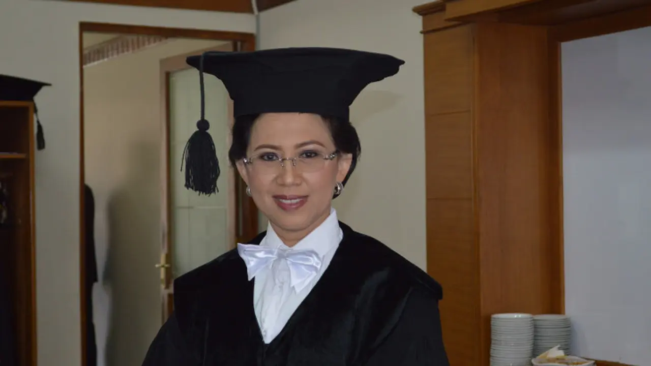 Ova Emilia pada Jumat 20 Mei 2022 terpilih sebagai Rektor Universitas Gadjah Mada atau Rektor UGM Yogyakarta periode 2022-2027.