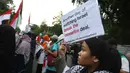 Diketahui, sejak akhir November 2025, bencana banjir bandang dan tanah longsor yang melanda Aceh, Sumatera Utara, dan Sumatera Barat. Tampak dalam foto, massa saat menggelar aksi damai di depan Kedutaan Besar Amerika Serikat (Kedubes AS), Jakarta, Selasa (2/12/2025). (Kapanlagi.com/Budy Santoso)