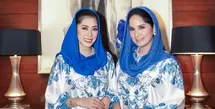 Annisa Pohan dan Aliya Rajasa pun tampil kembar mengenakan dress panjang lengan puffer. Dress satin warna dasar putih tersebut memiliki motif floral biru. [@annisayudhoyono]