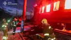 Dalam foto yang dirilis oleh Layanan Darurat Ukraina pada 27 Januari 2026 ini, para penyelamat Ukraina berupaya memadamkan api di gerbong kereta api setelah serangan udara di lokasi yang tidak diungkapkan di wilayah Kharkiv, di tengah invasi Rusia ke Ukraina. Serangan pesawat nirawak (drone) Rusia menghantam sebuah kereta penumpang sipil di wilayah Kharkiv, Ukraina. (Handout/UKRAINIAN EMERGENCY SERVICE/AFP)
