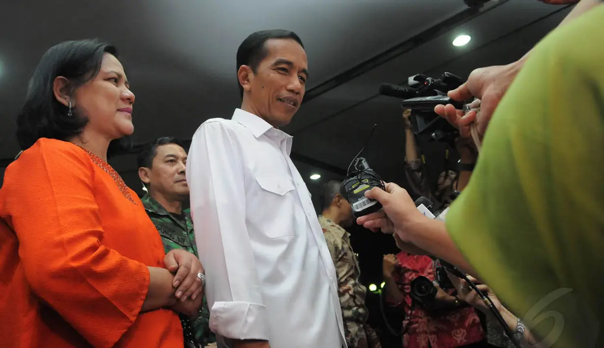 Presiden Joko Widodo atau Jokowi saat memberi keterangan kepada wartawan usai menjenguk BJ Habibie di RSPAD Gatot Soebroto, Jakarta, (28/10/2014). (Liputan6.com/Herman Zakharia)