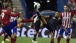 Striker Atletico Madrid, Fernando Torres, berebut bola dengan pemain Bayern Munchen, Arturo Vidal, pada leg pertama semifinal Liga Champions di Stadion Vicente Calderon, Madrid, Kamis (28/4/2016) dini hari WIB. (AFP/Gerard Julien) 