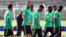 Striker Arab Saudi, Mohammed Al-Sahlawi, berbincang dengan Taiseer Al Jassam saat latihan jelang Piala Dunia di Saint Petersburg, Rusia, Senin (11/6/2018). Arab Saudi akan melawan Rusia pada laga pembukaan Piala Dunia 2018. (AFP/Paul Ellis)