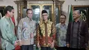 Calon Gubernur DKI Jakarta, Anies Baswedan dan Sandiaga Uno berbincang dengan Ketua Umum PP Muhamadiyah Haedar Nasir di kantor Pusat Dakwah Muhammadiyah, Jakarta, Senin (17/10). (Liputan6.com/Yoppy Renato)