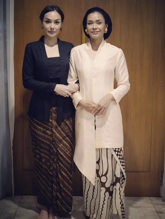 <p>Sara Wijayanto tampil dengan kebaya kutu baru hitam dipadukan kain lilit batik saat acara menjelang pernikahan sang adik, Adinia yang mengenakan kebaya panjang pink. @adiniawrst</p>