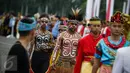 Para peserta upacara mengenakan pakaian adat berbagai daerah pada peringatan HUT ke-45 Korps Pegawai Republik Indonesia (Korpri) di Silang Monas, Jakarta, Selasa (29/11). Presiden Jokowi bertindak menjadi Inspektur Upacara. (Liputan6.com/Faizal Fanani)