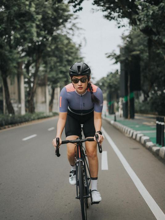 Natasha juga nampaknya memiliki koleksi kacamata hitam. Sehingga ia menggunakan setiap kacamatanya tersebut sesuai dengan kebutuhan. Salah satunya saat sedang bersepeda. (Liputan6.com/IG/natasharyder)