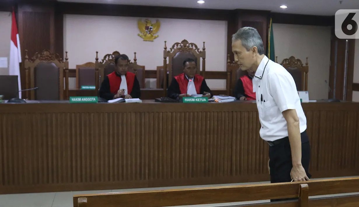 Mantan Direktur Produksi dan Teknologi PT Krakatau Steel (Persero) Wisnu Kuncoro menjalani sidang vonis dugaan suap di Pengadilan Tipikor, Jakarta, Senin (11/11/2019). Wisnu divonis 1 tahun dan 6 bulan penjara serta denda Rp 50 juta subsider dua bulan kurungan. (Liputan6.com/Herman Zakharia)