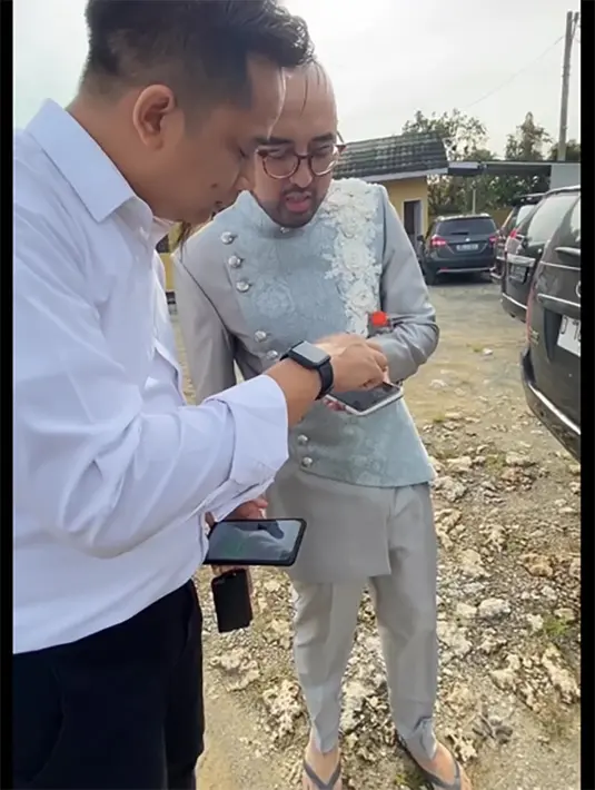 Dalam beberapa video singkat yang beredar, komika itu belajar mengucap ijab kabul di belakang mobil. Masing mengenakan sendal jepit, Kemal belajar ucap ijab kabul. [Instagram/podcastancur]