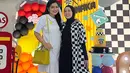 Titi kamal tak ketinggalan hadir, ia tampil mencuri perhatian dengan mini dress warna putih dipadu tas warna kuning terang. (Instagram/tya_ariestya).