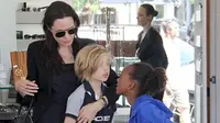 Angelina Jolie ajak Shiloh dan Zahara berbelanja