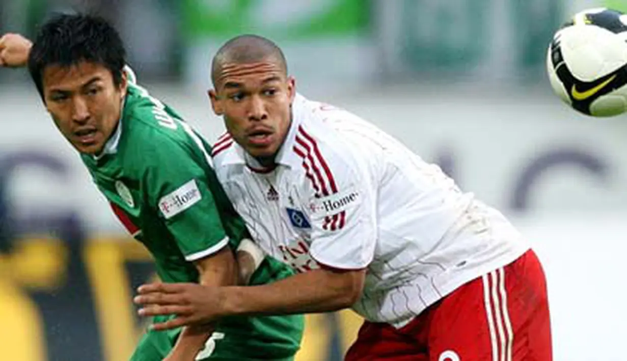 Hamburg's Dutch midfielder Nigel de Jong during German Bundesliga match VfL Wolfsburg vs Hamburg SV in Wolfsburg on September 21, 2008. AFP PHOTO/RONNY HARTMANN